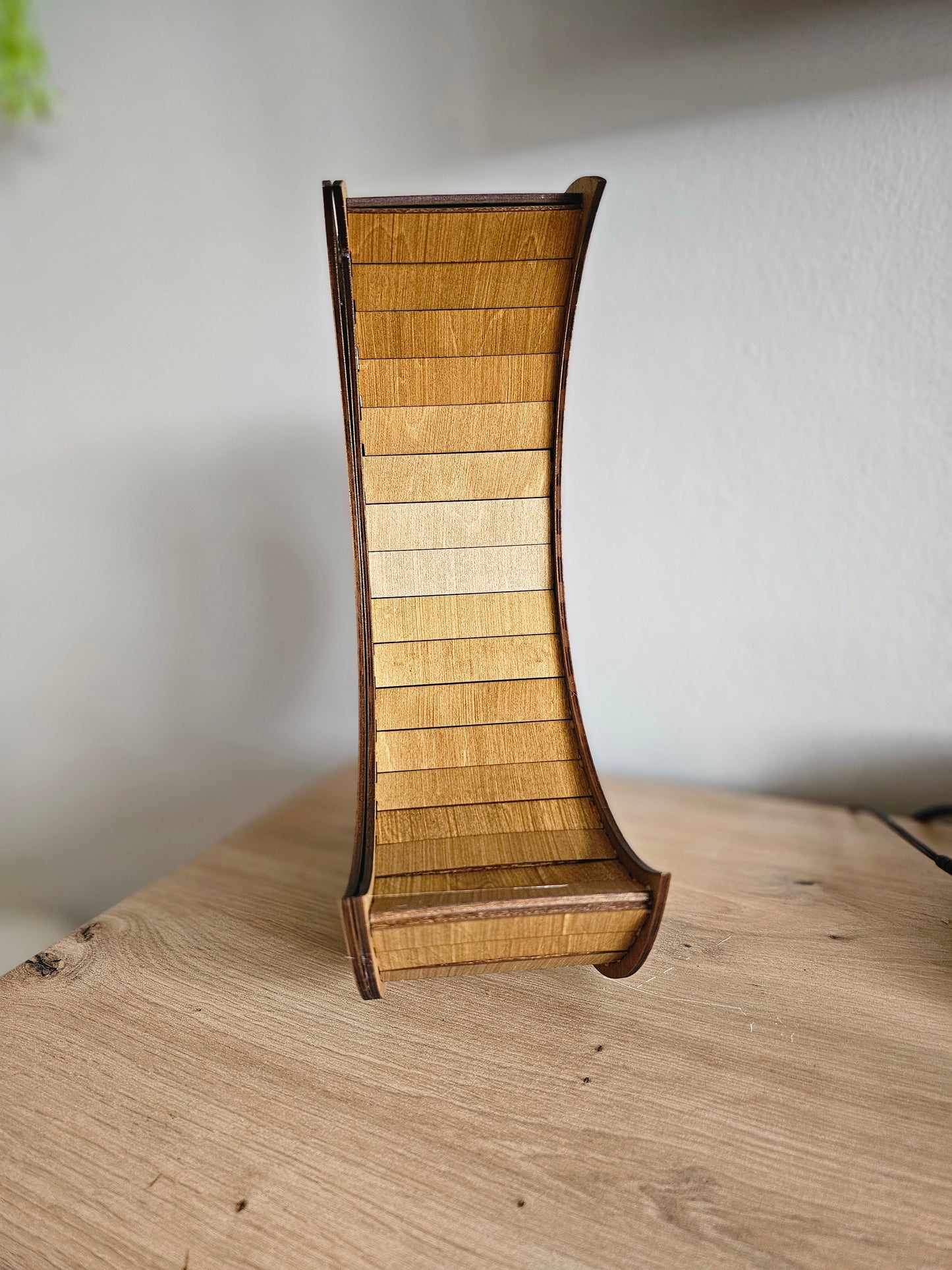 Halbmond Holzlampe handgefertigt mit LED-Licht
