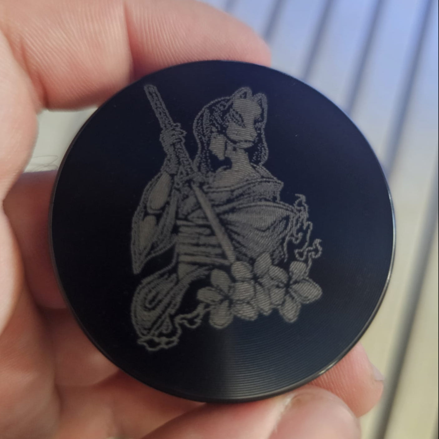 grinder mit anime inspierirtem motiv, schwertkämperin. ansich in der hand