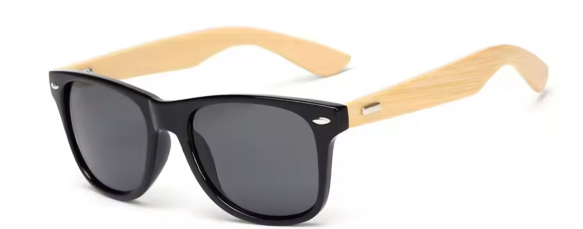 Personalisierte Sonnenbrille aus Bambus mit Gravur Foto Ansich von Vorne leicht Seitlich ohne Gravur - Meisenberger Laser & Gravur