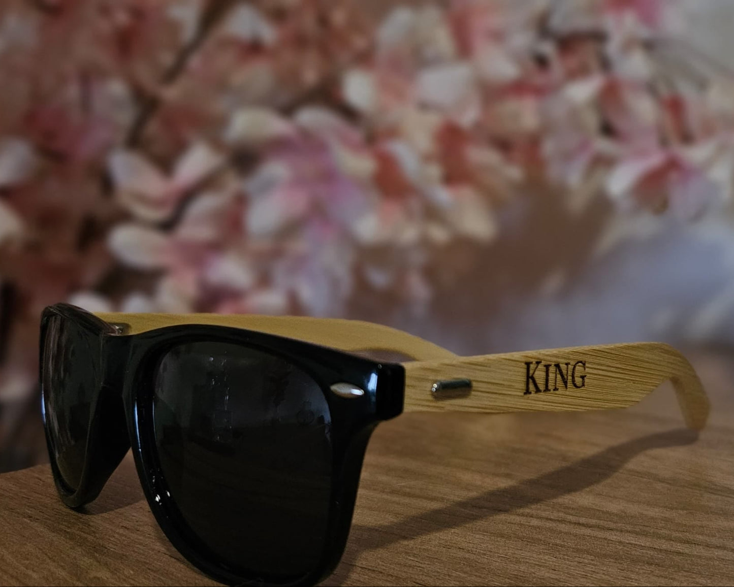 Personalisierte Bambus Sonnenbrille mit Wunschgravur King Ansicht Vorne seitlich Bambus Bügel Graviert mit King - Meisenberger Laser und Gravur