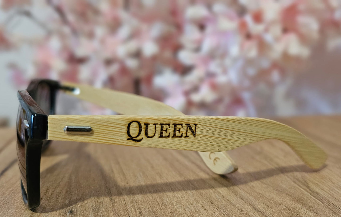 Personalisierte Bambus Sonnenbrille mit Wunschgravur Queen Ansicht Seite Bambus Bügel Graviert mit Queen - Meisenberger Laser und Gravur