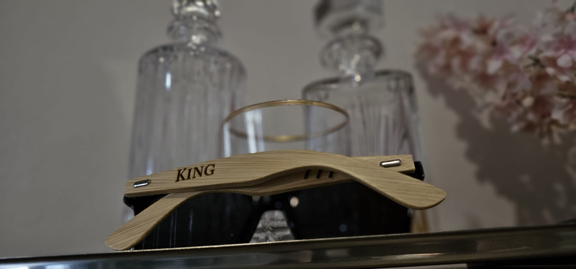 Personalisierte Sonnenbrille mit Wunschgravur King Ansicht hinten Sonnenbrille graviert mit King - Meisenberger Laser und Gravur
