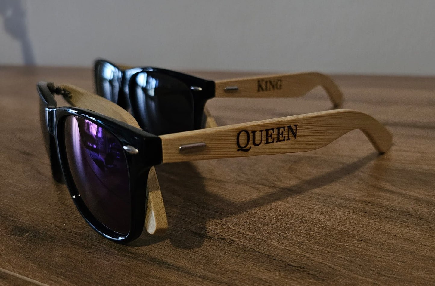 Personalisierte Sonnenbrille mit Wunschgravur Queen und King ansicht vorne 2 sonnenbrillen graviert mit queen und king - Meisenberger Laser und Gravur
