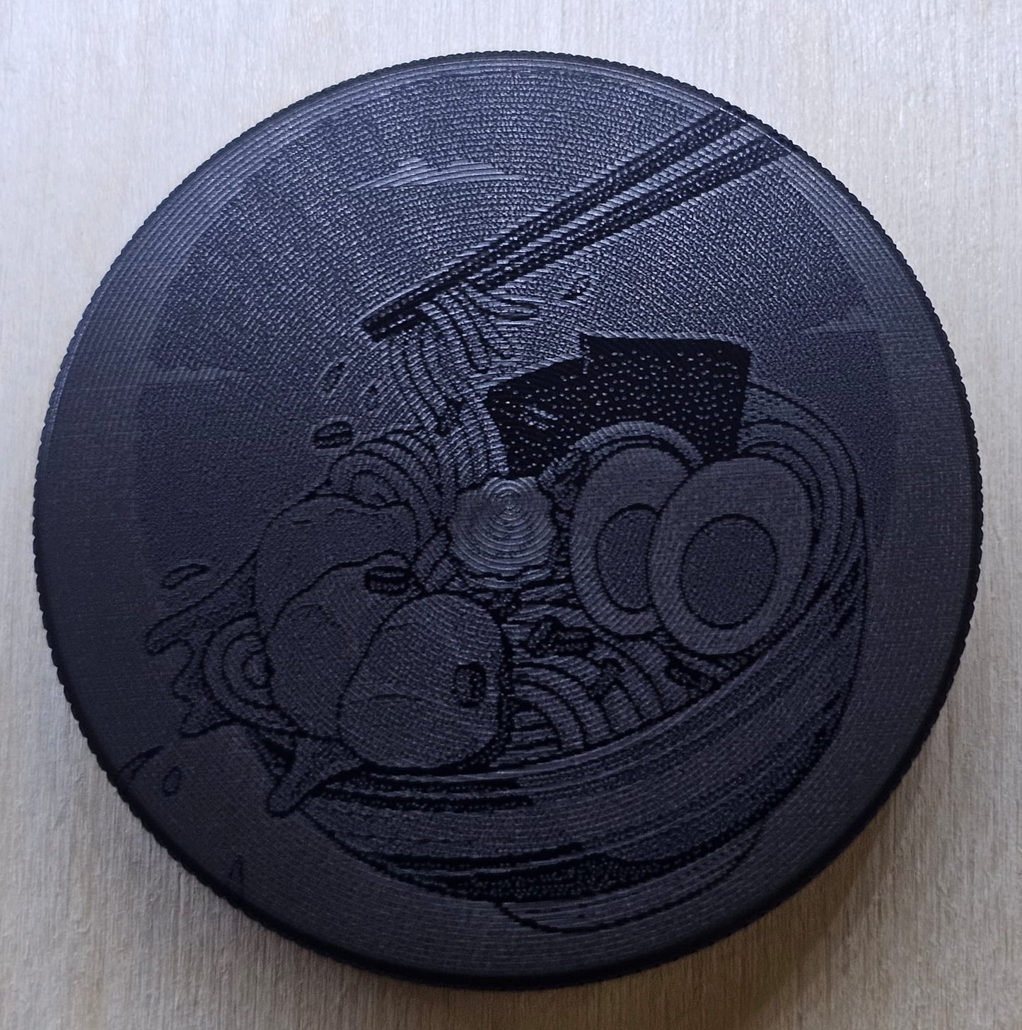 Personalisierter Schwarzer Grinder 50mm mit Wunsch Ramen Nudeln Motiv graviert - Meisenberger Laser & Gravur