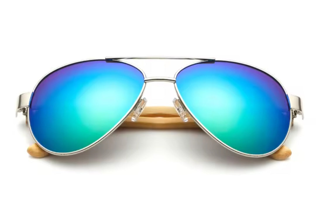 Sonnenbrille mit Wunschgravur Blaue Gläser Ansicht Nahaufnahme vorne linkes glas - Meisenberger Laser & Gravur