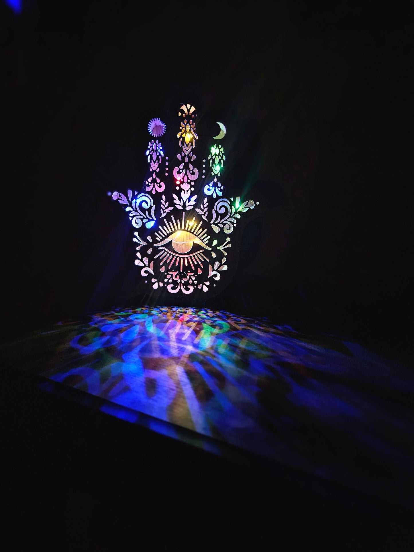 Fatimas Hand Holzausschnitt, Ansicht im Dunkeln, Bunte LEDs, von vorne mit lichteffekt - Meisenberger Laser & Gravur