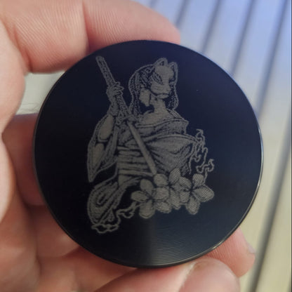 grinder mit anime inspierirtem motiv, schwertkämperin. ansich in der hand