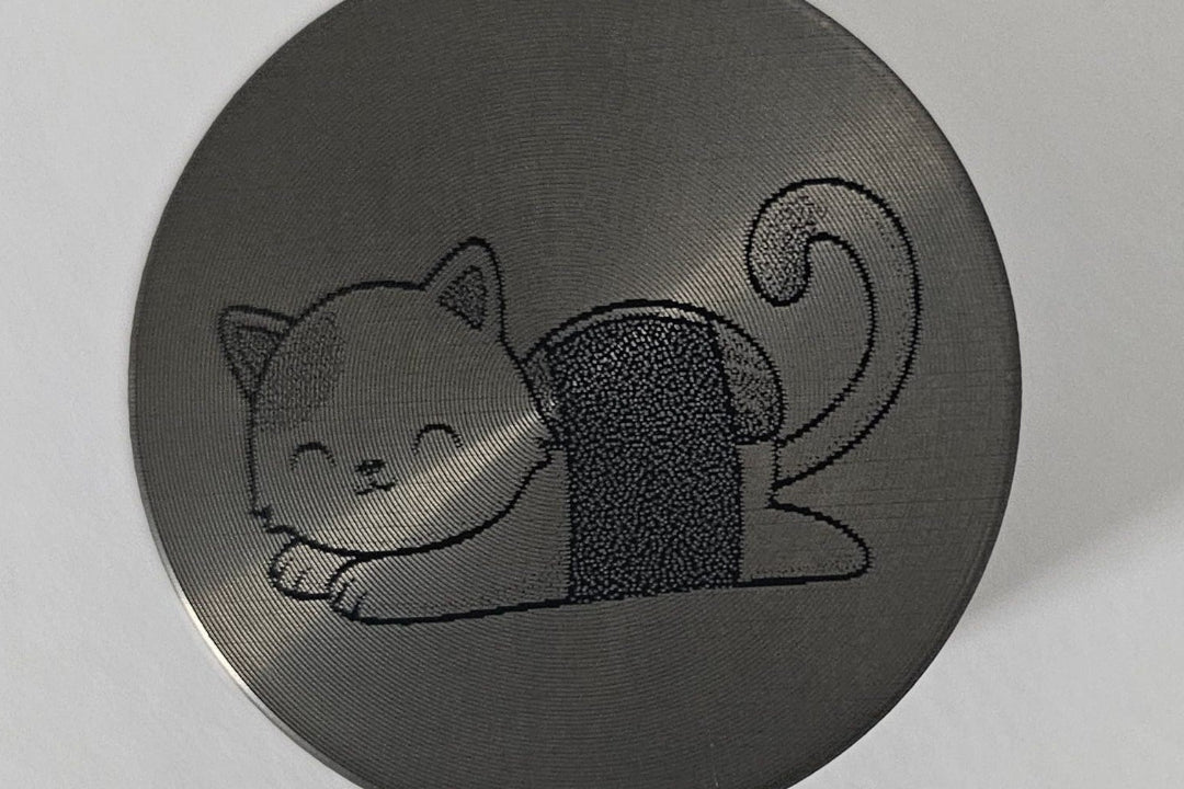 Personalisierter Grinder mit wunschgravur, graviert ist eine sushi katze ansicht von oben - Meisenberger Laser und Gravur