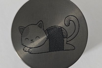 Personalisierter Grinder mit wunschgravur, graviert ist eine sushi katze ansicht von oben - Meisenberger Laser und Gravur