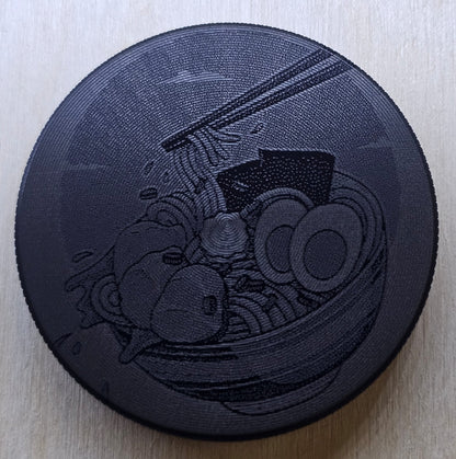 Personalisierter Schwarzer Grinder 50mm mit Wunsch Ramen Nudeln Motiv graviert - Meisenberger Laser & Gravur