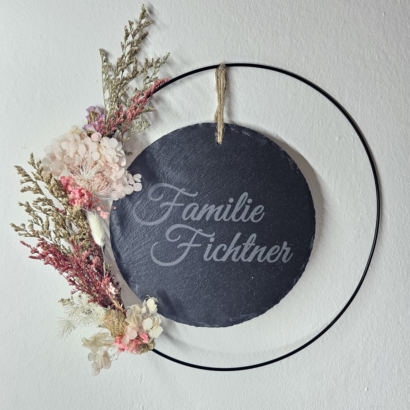 Türkranz personalisiert mit Gravur auf Schieferplatte und Trockenblumen mit Familie Fichtner